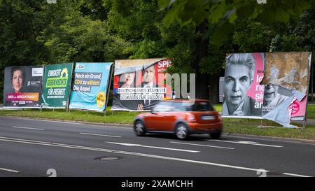 Europawahl 2024 - Wahlplakate in Frankfurt am Main Wahlplakate der Parteien Bündnis Sahra Wagenknecht , Grüne , CDU, SPD und FDP stehen anlässlich der Europawahl 2024 am Rand einer Straße in Frankfurt am Main. 6. bis zum 9. Juni finden in den Mitgliedsstaaten der Europäischen Union EU die Wahlen zum Europäischen Parlament statt. In Deutschland wird am Sonntag, dem 9. Juni, gewäht. Frankfurt am Main Bockenheim Hessen Deutschland *** Europawahlen 2024 Wahlplakate in Frankfurt am Main Wahlplakate der Parteien Allianz Sahra Wagenknecht , Grüne , CDU, SPD und FDP stehen auf der Th Stockfoto