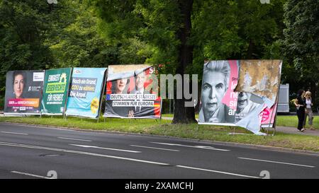 Europawahl 2024 - Wahlplakate in Frankfurt am Main Wahlplakate der Parteien Bündnis Sahra Wagenknecht , Grüne , CDU, SPD und FDP stehen anlässlich der Europawahl 2024 am Rand einer Straße in Frankfurt am Main. 6. bis zum 9. Juni finden in den Mitgliedsstaaten der Europäischen Union EU die Wahlen zum Europäischen Parlament statt. In Deutschland wird am Sonntag, dem 9. Juni, gewäht. Frankfurt am Main Bockenheim Hessen Deutschland *** Europawahlen 2024 Wahlplakate in Frankfurt am Main Wahlplakate der Parteien Allianz Sahra Wagenknecht , Grüne , CDU, SPD und FDP stehen auf der Th Stockfoto