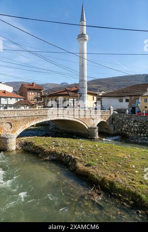 Prizren, Kosovo - 6. Februar 2024: Die Suzi Celebi Moschee ist eine Moschee aus der osmanischen Ära in Prizren, Kosovo. 1523 erbaut, das zweitälteste islamische Gebäude Stockfoto