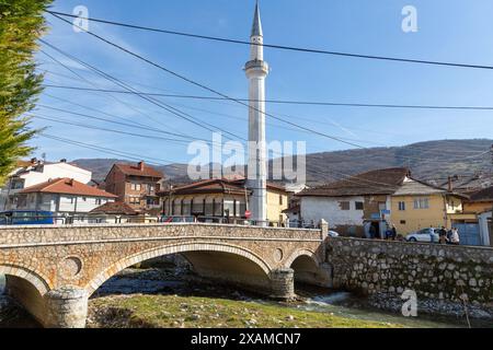 Prizren, Kosovo - 6. Februar 2024: Die Suzi Celebi Moschee ist eine Moschee aus der osmanischen Ära in Prizren, Kosovo. 1523 erbaut, das zweitälteste islamische Gebäude Stockfoto