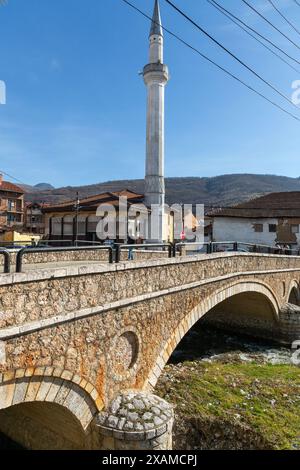 Prizren, Kosovo - 6. Februar 2024: Die Suzi Celebi Moschee ist eine Moschee aus der osmanischen Ära in Prizren, Kosovo. 1523 erbaut, das zweitälteste islamische Gebäude Stockfoto