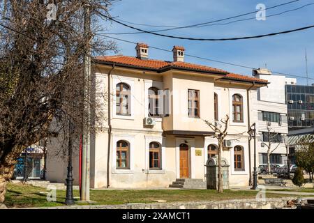 Prizren, Kosovo - 6. Februar 2024: Das erste regionale Kulturerbe-Zentrum auf dem Balkan ist ein Büro in Prizren, Kosovo in Remzi Ademaj. Stockfoto