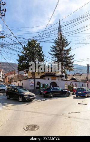 Prizren, Kosovo - 6. Februar 2024: Die Suzi Celebi Moschee ist eine Moschee aus der osmanischen Ära in Prizren, Kosovo. 1523 erbaut, das zweitälteste islamische Gebäude Stockfoto