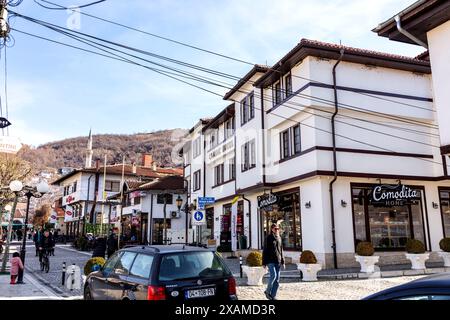 Prizren, Kosovo - 6. Februar 2024: Traditionelle osmanische Architektur und allgemeiner Blick auf die Straße in Prizren, der zweitgrößten Stadt des Kosovo. Stockfoto