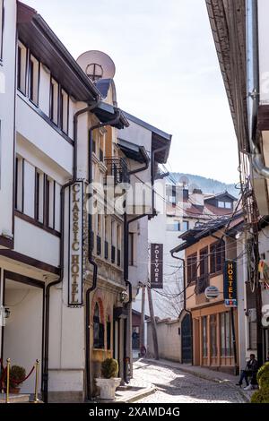 Prizren, Kosovo - 6. Februar 2024: Traditionelle osmanische Architektur und allgemeiner Blick auf die Straße in Prizren, der zweitgrößten Stadt des Kosovo. Stockfoto