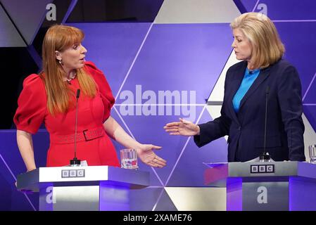 Die stellvertretende Labour-Vorsitzende Angela Rayner (links) und die Commons Leader Penny Mordaunt nehmen an der von BBC-Nachrichtensprecherin Mishal Husain veranstalteten Wahldebatte im BBC Broadcasting House in London vor den Parlamentswahlen am 4. Juli Teil. Bilddatum: Freitag, 7. Juni 2024. Stockfoto