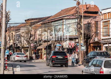 Prizren, Kosovo - 6. Februar 2024: Traditionelle osmanische Architektur und allgemeiner Blick auf die Straße in Prizren, der zweitgrößten Stadt des Kosovo. Stockfoto