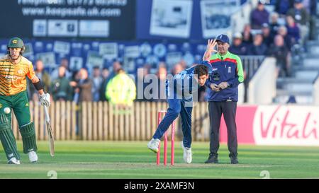 Derby, Großbritannien. Juni 2024. Pat Brown spielte beim Bowlingspiel Vitality T20 Blast zwischen Derbyshire Falcons und Notts Outlaws am 7. Juni 2024 im County Ground in Derby, England. Foto von Stuart Leggett. Nur redaktionelle Verwendung, Lizenz für kommerzielle Nutzung erforderlich. Keine Verwendung bei Wetten, Spielen oder Publikationen eines einzelnen Clubs/einer Liga/eines Spielers. Quelle: UK Sports Pics Ltd/Alamy Live News Stockfoto