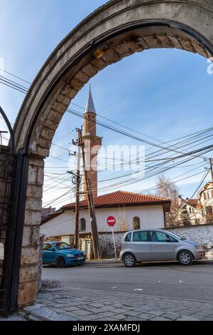 Prizren, Kosovo - 6. Februar 2024: Die Suzi Celebi Moschee ist eine Moschee aus der osmanischen Ära in Prizren, Kosovo. 1523 erbaut, das zweitälteste islamische Gebäude Stockfoto