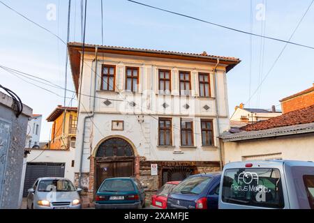 Prizren, Kosovo - 6. Februar 2024: Traditionelle osmanische Architektur und allgemeiner Blick auf die Straße in Prizren, der zweitgrößten Stadt des Kosovo. Stockfoto