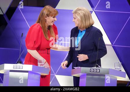 Die stellvertretende Labour-Vorsitzende Angela Rayner (links) und die Commons Leader Penny Mordaunt nehmen an der von BBC-Nachrichtensprecherin Mishal Husain veranstalteten Wahldebatte im BBC Broadcasting House in London vor den Parlamentswahlen am 4. Juli Teil. Bilddatum: Freitag, 7. Juni 2024. Stockfoto