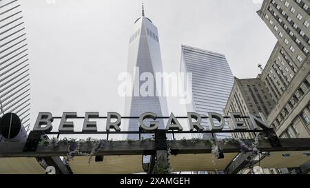 NEW YORK, NEW YORK, USA - 6. JUNI 2024: Beer Garden Schild mit One World Trade Center im Hintergrund Stockfoto
