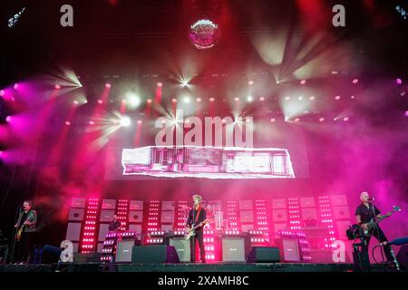 Nürnberg, Deutschland. Juni 2024. Frontmann Billie Joe Armstrong (M) von der US-amerikanischen Rockband Green Day ist mit der Band auf dem Open-Air-Festival Rock im Park auf der Bühne. Es ist eines der größten Musikfestivals in Deutschland. Das Festival dauert bis zum 9. Juni. Vermerk: Daniel Karmann/dpa/Alamy Live News Stockfoto