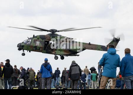 Jagel, Deutschland. Juni 2024. Spotter fotografieren die NHIndustries NH90 der Armée de Terre „Französische Armee“ während des NATO-Tiger-Treffens in Schleswig ab, Jagel, Deutschland, 7. Juni 2024 (Foto: Cody Froggatt/News Images) in Jagel, Deutschland am 7. Juni 2024. (Foto: Cody Froggatt/News Images/SIPA USA) Credit: SIPA USA/Alamy Live News Stockfoto