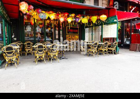 Tische und Stühle stehen zur Mittagszeit draußen, Mam Son, vietnamesisches Restaurant am Boulevard Montparnasse, 14. Arrondissement, Paris, Frankreich. Stockfoto