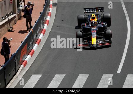 Monte Carlo, Fürstentum Monaco. Mai 2024. Formel 1 Grand Prix de Monaco auf dem Circuit de Monaco in Monte Carlo. Im Bild: Sergio Perez (MEX) von Oracle Red Bull Racing in Red Bull Racing RB20 während der dritten Trainingseinheit © Piotr Zajac/Alamy Live News Stockfoto