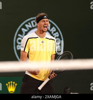 Paris, Frankreich. Juni 2024. Tennis: Grand Slam/ATP Tour - French Open, Singles, Herren, Halbfinale. Ruud (Norwegen) - Zverev (Deutschland). Alexander Zverev feiert. Frank Molter/dpa/Alamy Live News Stockfoto