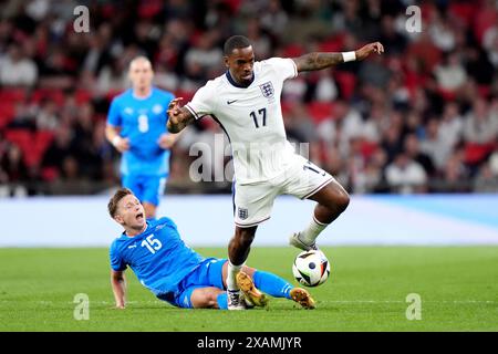 Englands Ivan Toney kämpfte um den Ball mit dem Isländer Bjarki Bjarkason (links) während eines internationalen Freundschaftsspiels im Wembley Stadium in London. Bilddatum: Freitag, 7. Juni 2024. Stockfoto