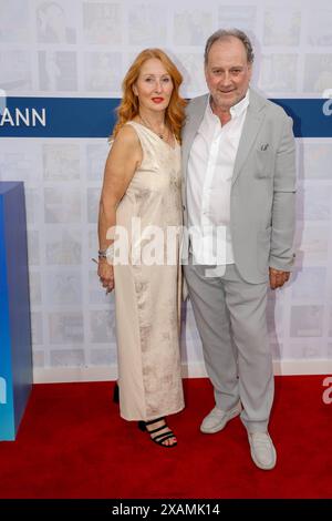 Birgitt Wolff und Harold Faltermeyer bei der Bertelsmann Sommerparty in der Bertelsmann Repräsentanz Berlin. *** Birgitt Wolff und Harold Faltermeyer bei der Bertelsmann Sommerparty in der Bertelsmann Vertretung in Berlin Stockfoto