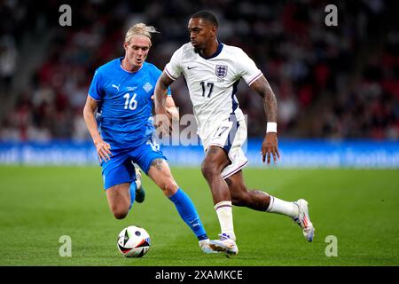 Englands Ivan Toney kämpfte um den Ball mit dem Isländer Stefan Pordarson während eines internationalen Freundschaftsspiels im Wembley Stadium in London. Bilddatum: Freitag, 7. Juni 2024. Stockfoto