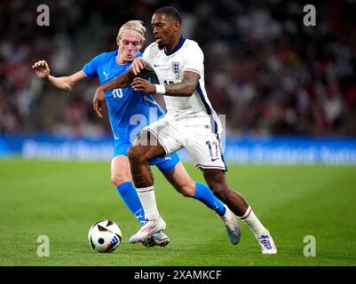 Englands Ivan Toney (rechts) kämpfte bei einem internationalen Freundschaftsspiel im Wembley Stadium in London mit dem Isländer Stefan Pordarson um den Ball. Bilddatum: Freitag, 7. Juni 2024. Stockfoto