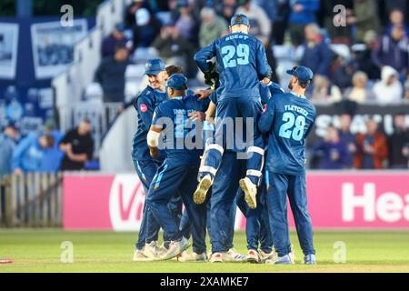 Derby, Großbritannien. Juni 2024. Derbyshire feierte den Sieg beim Spiel Vitality T20 Blast zwischen Derbyshire Falcons und Notts Outlaws am 7. Juni 2024 im County Ground in Derby, England. Foto von Stuart Leggett. Nur redaktionelle Verwendung, Lizenz für kommerzielle Nutzung erforderlich. Keine Verwendung bei Wetten, Spielen oder Publikationen eines einzelnen Clubs/einer Liga/eines Spielers. Quelle: UK Sports Pics Ltd/Alamy Live News Stockfoto