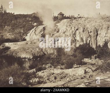 Silica-Terrassen, die durch Geysir-Action gebildet wurden, Whakarewarewa, Bezirk Rotorua. Aus dem Album: Aufnahme von Bildern aus Neuseeland, 1920er Stockfoto