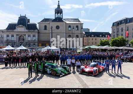 #30 Duqueine Team (FRA) Oreca 07 – Gibson (LMP2 Pro/am) - John Falb (USA) / James Allen (aus) / Jean-Baptiste Simmenauer (FRA) - #11 Isotta Fraschini (ITA) Isotta Fraschini TIPO6-C (HY) - Carl Wattana Bennett (USA) / Jean-Karl Vernay (FRA) / Antonio Serravalle (CAN) während der 92. Ausgabe der 24 Stunden in Le Mans, 4. Runde der FIA WEC World Endurance Championship 2024, Technische und administrative Inspektion (Pésage/Scrutineering), Place de la République, 07. Juni 2024 in Le Mans, Frankreich. Foto Kristof Vermeulen/MPS Agentur Credit MPS Agentur/Alamy Live News Stockfoto