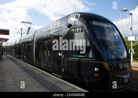 Edinburgh, UK, 7. Juni 2024: Eine Straßenbahn mit Taylor Swift Branding als die Eras Tour nach Schottland kommt. PIIC: DB Media Services / Alamy Live Stockfoto