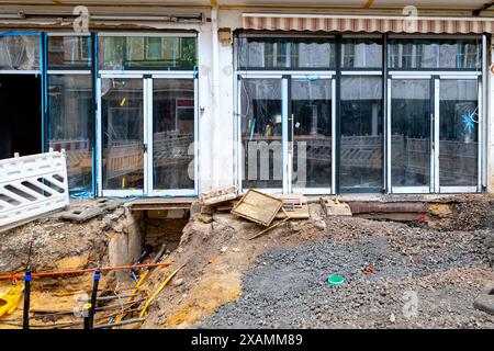 Wiederaufbau von Straßen, Restaurants und Geschäften nach einer Überschwemmungskatastrophe Stockfoto