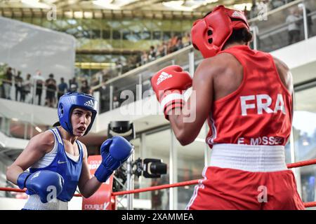 Paris, Frankreich. Juni 2024. Die französische Estelle Mossely tritt am 7. Juni 2024 im Westfield Forum gegen die Algerierin Hadjila Khelif an, 60 Tage vor den Olympischen und Paralympischen Spielen 2024 in Paris. Foto: Firas Abdullah/ABACAPRESS. COM Credit: Abaca Press/Alamy Live News Stockfoto