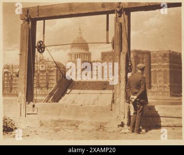 (Mann am Ufer). Aus dem Album: Photograph Album - London, 1920er Jahre Stockfoto