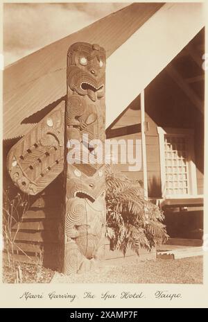 Maori Carving, das Spa Hotel, Taupo. Aus dem Album: Aufnahme von Bildern aus Neuseeland, 1920er Stockfoto