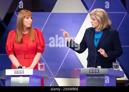 Die stellvertretende Labour-Vorsitzende Angela Rayner (links) und die Commons Leader Penny Mordaunt nehmen an der von BBC-Nachrichtensprecherin Mishal Husain veranstalteten Wahldebatte im BBC Broadcasting House in London vor den Parlamentswahlen am 4. Juli Teil. Bilddatum: Freitag, 7. Juni 2024. Stockfoto
