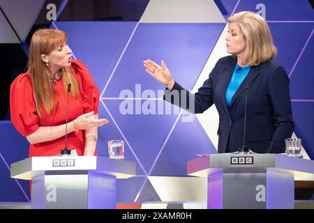 Die stellvertretende Labour-Vorsitzende Angela Rayner (links) und die Commons Leader Penny Mordaunt nehmen an der von BBC-Nachrichtensprecherin Mishal Husain veranstalteten Wahldebatte im BBC Broadcasting House in London vor den Parlamentswahlen am 4. Juli Teil. Bilddatum: Freitag, 7. Juni 2024. Stockfoto