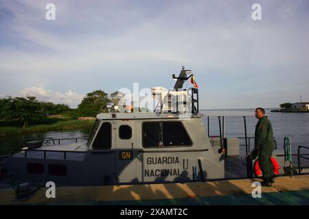 Maracaibo, Venezuela, 2-08-2010. Ein venezolanisches Militärpatrouillenschiff mit Anti-Drogen-Hunden entdeckt Drogenschmuggel auf chinesischem Flaggenschiff Foto: Jose Bula Stockfoto