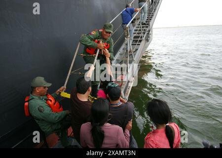 Maracaibo,Venezuela,2-08-2010.venezolanisches Militär mit Anti-Drogen-Hunden entdeckt Drogenschmuggel auf chinesischem Flaggenschiff im Maracaibo-See. Foto Jose Bula Stockfoto