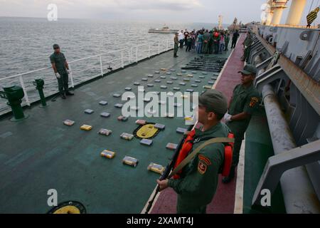 Maracaibo, Venezuela, 2-08-2010. Venezolanisches Militär mit Anti-Drogen-Hunden entdeckt Drogenschmuggel auf chinesischem Flaggenschiff im Maracaibo-See durch Jose Bula Stockfoto