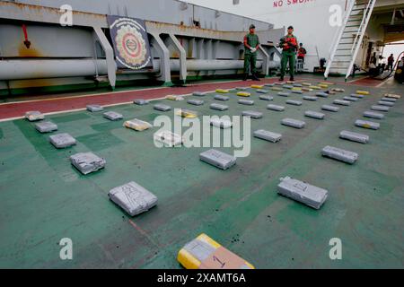 Maracaibo, Venezuela, 2-08-2010.venezolanisches Militär mit Anti-Drogen-Hunden entdeckt Drogenschmuggel auf chinesischem Flaggenschiff im Maracaibo-See durch: Jose Bula Stockfoto