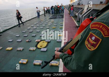 Maracaibo, Venezuela, 2-08-2010. Venezolanisches Militär mit Anti-Drogen-Hunden entdeckt Drogenschmuggel auf chinesischem Flaggenschiff im Maracaibo-See durch Jose Bula Stockfoto