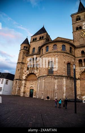 Westwerk mit vier Türmen des romanischen Trierer Doms, Deutschland. Stockfoto