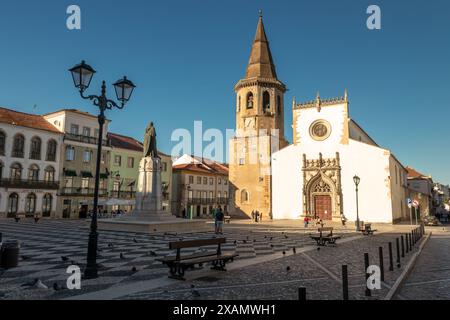 Tomar, Portugal - 3. Juni 2021: Blick auf die Praca do Comércio am Ende des Nachmittags, im Zentrum der Stadt Tomar in Portugal. Stockfoto