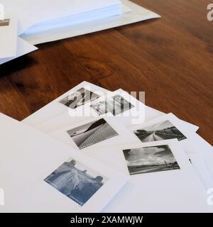 Briefumschläge mit U.S. Forever Stamps mit Ansel Adams Fotografie; Briefmarken mit ikonischen Bildern von Ansel Adams in Schwarzweiß. Stockfoto