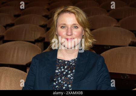 Oktoberfest - Das Musical. Beinah wahr... , Photocall im Renaissance Theater, Berlin, 07.06.2024 Winnie BÖWE Schauspielerin beim Photocall zu OKTOBERFEST. Das Musical. Beinah wahr... Premiere: 08.07.2024, Photocall, Bayrische Brotzeit im Bruckner-Foyer des Renaissance Theater, Berlin, 07.06.2024 Berlin Renaissance Theater Deutschland, deutschland *** Oktoberfest das Musical Beinah wahr , Photocall am Renaissance Theater, Berlin, 07 06 2024 Winnie BÖWE Schauspielerin beim Photocall zum OKTOBERFEST Musical Beinah wahr Premiere 08 07 2024 , Fotoruf, Bayerische Brotzeit im Bruckner Foyer der R Stockfoto