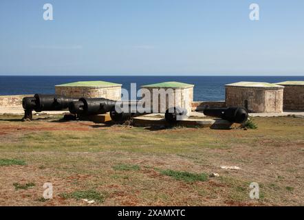 Kanonen. Das Schloss Morro / Castillo de los Tres Reyes Magos del Morro, Festung, die den Eingang zur Havanna Bucht, Kuba, Karibik, bewacht. Stockfoto