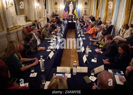 Paris, Frankreich. Juni 2024. Die US-Vertreterin Nancy Pelosi (D-CA) (R) trifft am 7. Juni 2024 in Paris mit dem ukrainischen Präsidenten Wolodymyr Zelensky (L) zusammen. Foto: Ukrainisches Präsidentenamt/UPI Credit: UPI/Alamy Live News Stockfoto