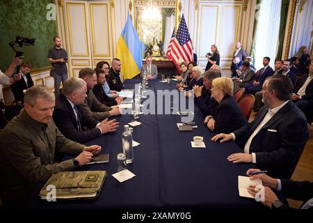 Paris, Frankreich. Juni 2024. Die US-Vertreterin Nancy Pelosi (R) trifft am 7. Juni 2024 in Paris mit dem ukrainischen Präsidenten Wolodymyr Zelensky (L) zusammen. Foto: Ukrainisches Präsidialbüro/UPI. Quelle: UPI/Alamy Live News Stockfoto