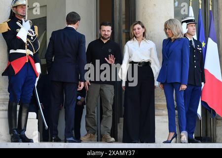 Paris, Frankreich. Oktober 2023. Julien Mattia/Le Pictorium - Volodymyr Zelensky im Elysee-Palast, 7. Juni 2024 - 07/10/2023 - France/Ile-de-France (Region)/Paris - Präsident Emmanuel Macron und seine Frau Brigitte Macron empfanden den ukrainischen Präsidenten Volodymyr Zelensky und seine Frau Olena Zelenska am 7. Juni 2024 im Pariser Palais de l’Elysee. Quelle: LE PICTORIUM/Alamy Live News Stockfoto
