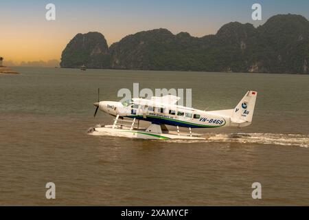 Exotisches Wasserflugzeug in der spektakulären Hạ Long Bay, Halong Bay, Vịnh Hạ Long, Nordvietnam. Stockfoto