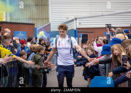 Warrington, Cheshire, Großbritannien. Juni 2024. Warrington Wolves verließ das Halliwell Jones Stadium am 6. Juni 2024 und zog in Richtung Wembley Stadium, um das Finale des Rugby Football League Challenge Cup gegen Wigan zu erreichen. Die Unterstützer waren da, um sie zu sehen und Unterschriften und Selfies mit den Spielern und Manager Sam Burgess zu erhalten. Quelle: John Hopkins/Alamy Live News Stockfoto